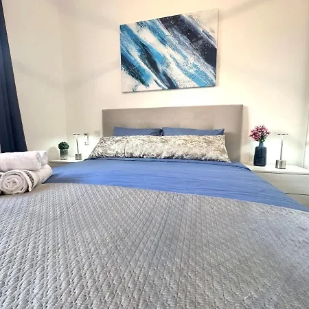 Private Pool Flat Near Valletta شقة *