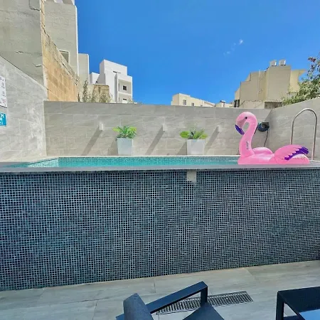 Private Pool Flat Near Valletta شقة *