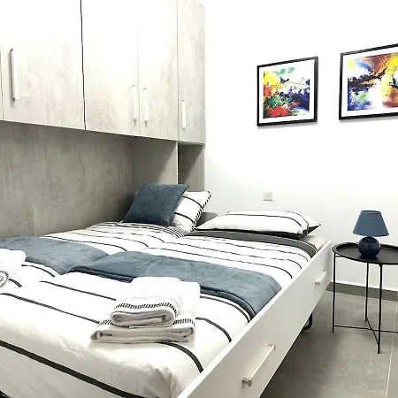 Private Pool Flat Near Valletta 아파트