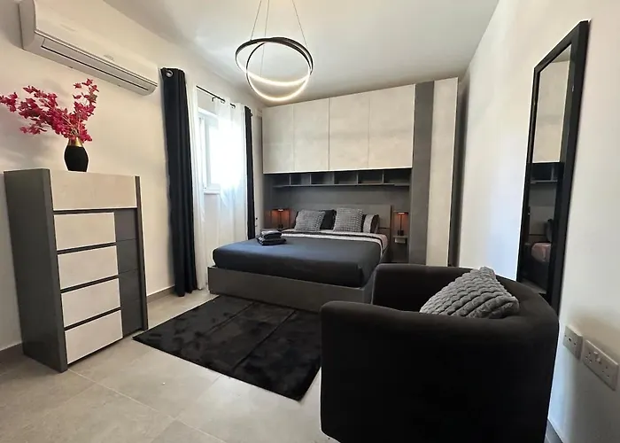 Private Pool Flat Near Valletta