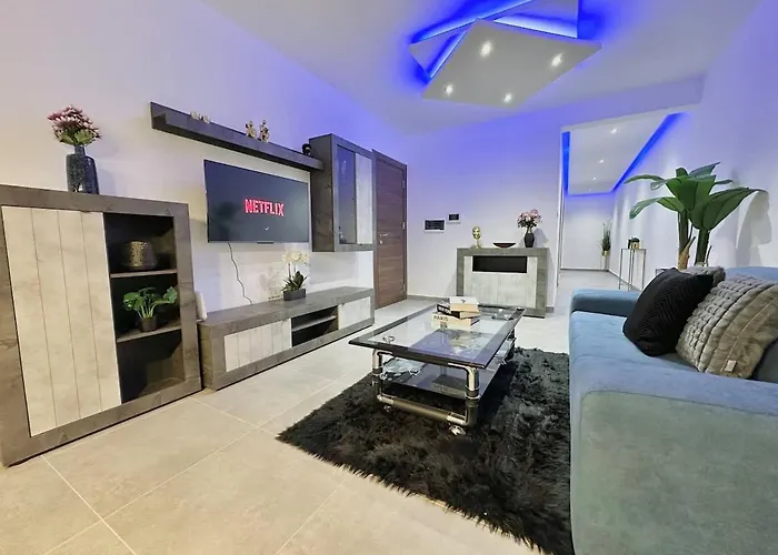 Private Pool Flat Near Valletta Apartment